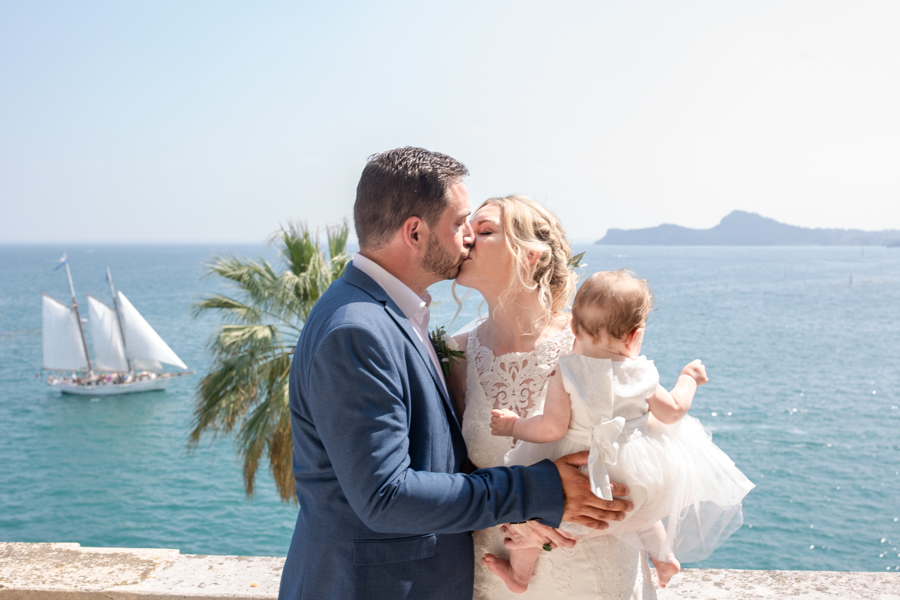 Professional wedding photographer. Married couple at the villa on the island of Garda,
