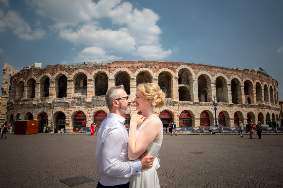 Fotografo matrimoni a Verona, sul Lago di Garda - Sposi presso L'Arena di Verona - Fotografo matrimonio Verona