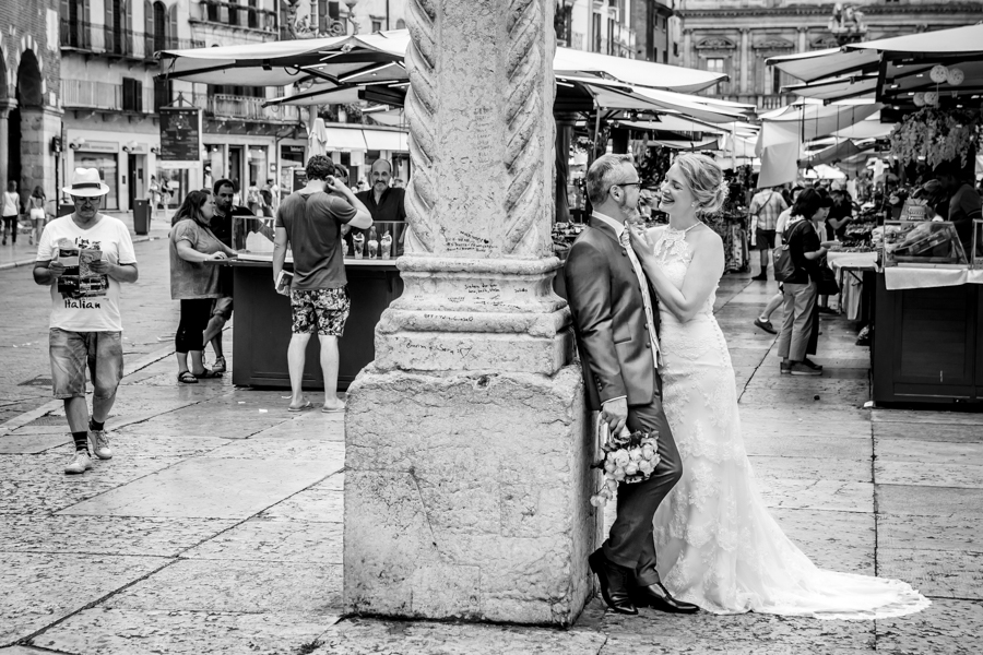 Novelli sposi in piazza erbe a Verona, città dell'amore