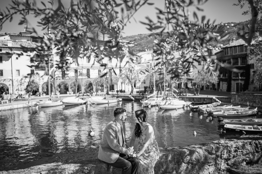 Professional wedding photographer. Couple photo service in Torri del Benaco with wedding photographer Gian Luigi PasqualiniI