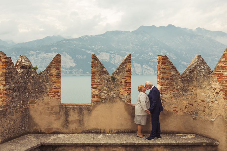 Romantic Wedding Anniversary With Photoshoot at Lake Garda