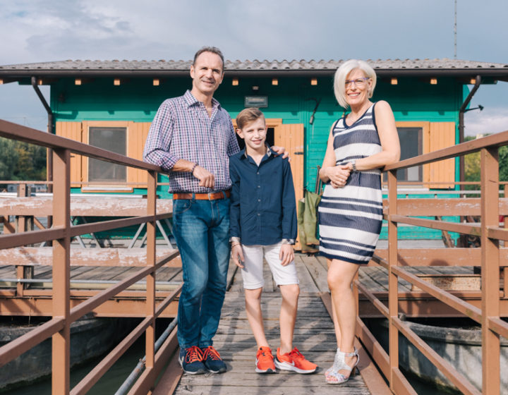 Family portrait photographer at lake Garda