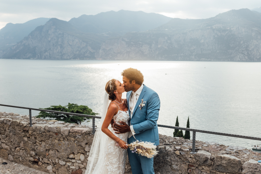 Hochzeitsfotograf im Schloss von Malcesine Romantisches und intimes Elopement am Gardasee