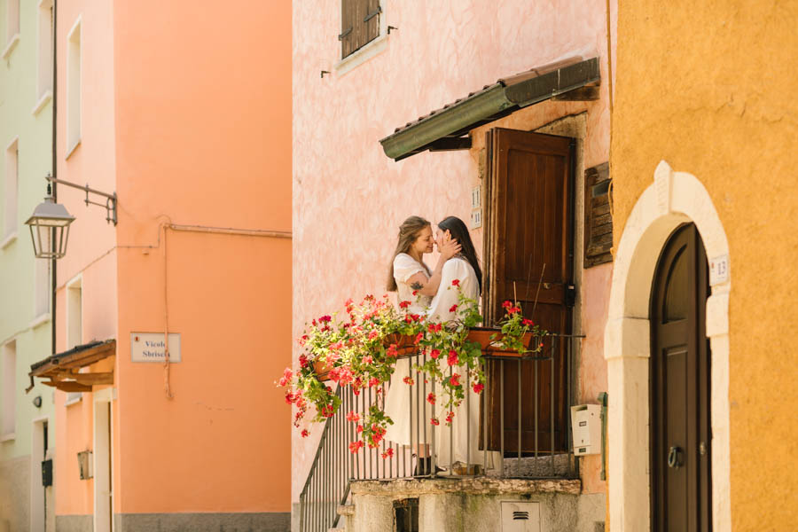 Photoshoot and portraits of an LGBT+ couple on Lake Garda