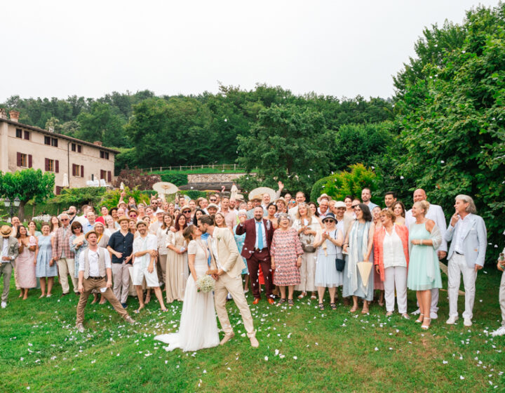 Foto di gruppo degli sposi con amici e familiari a Villa Arcadio