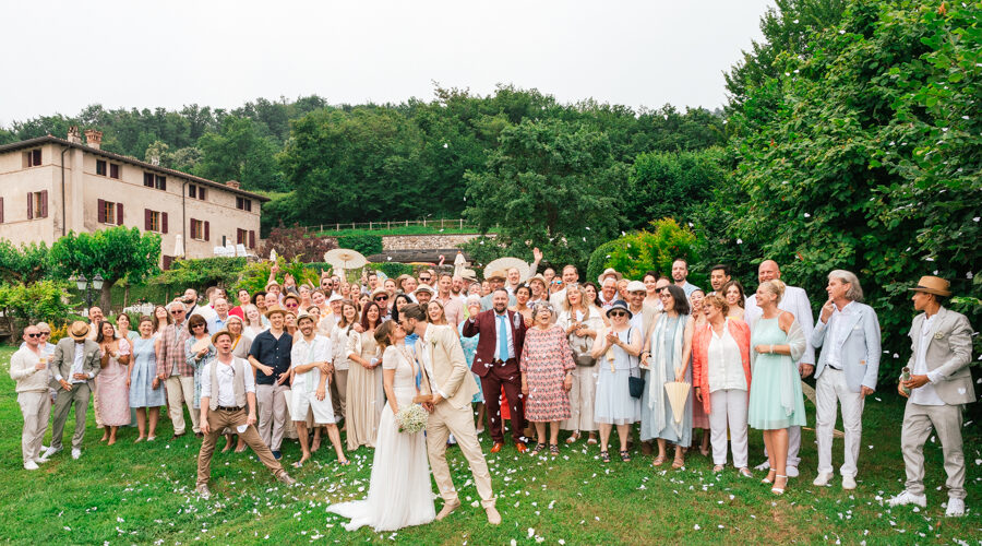 Foto di gruppo degli sposi con amici e familiari a Villa Arcadio